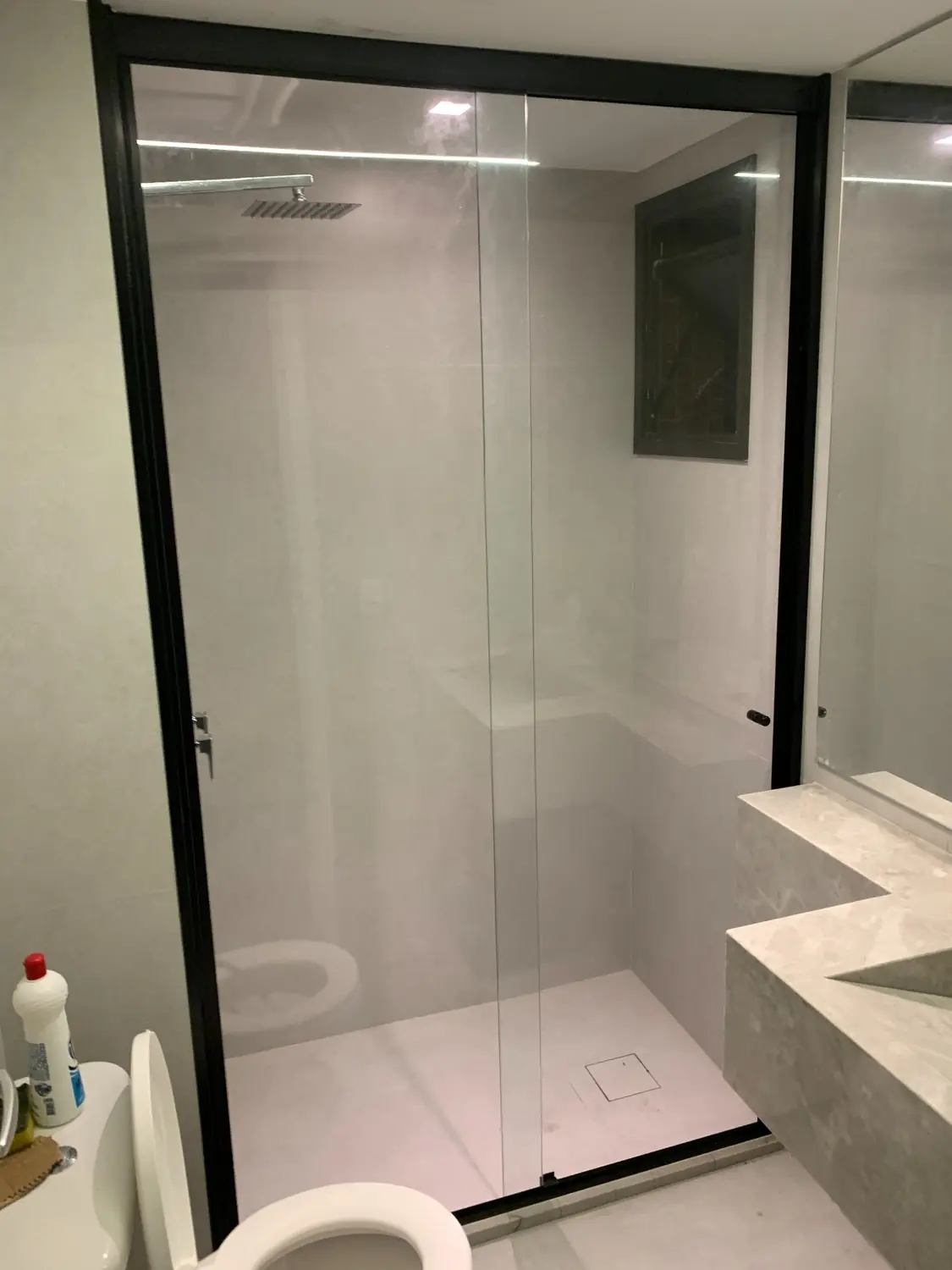 Box até o teto com espelho realizado pela Vidraçaria Maceió