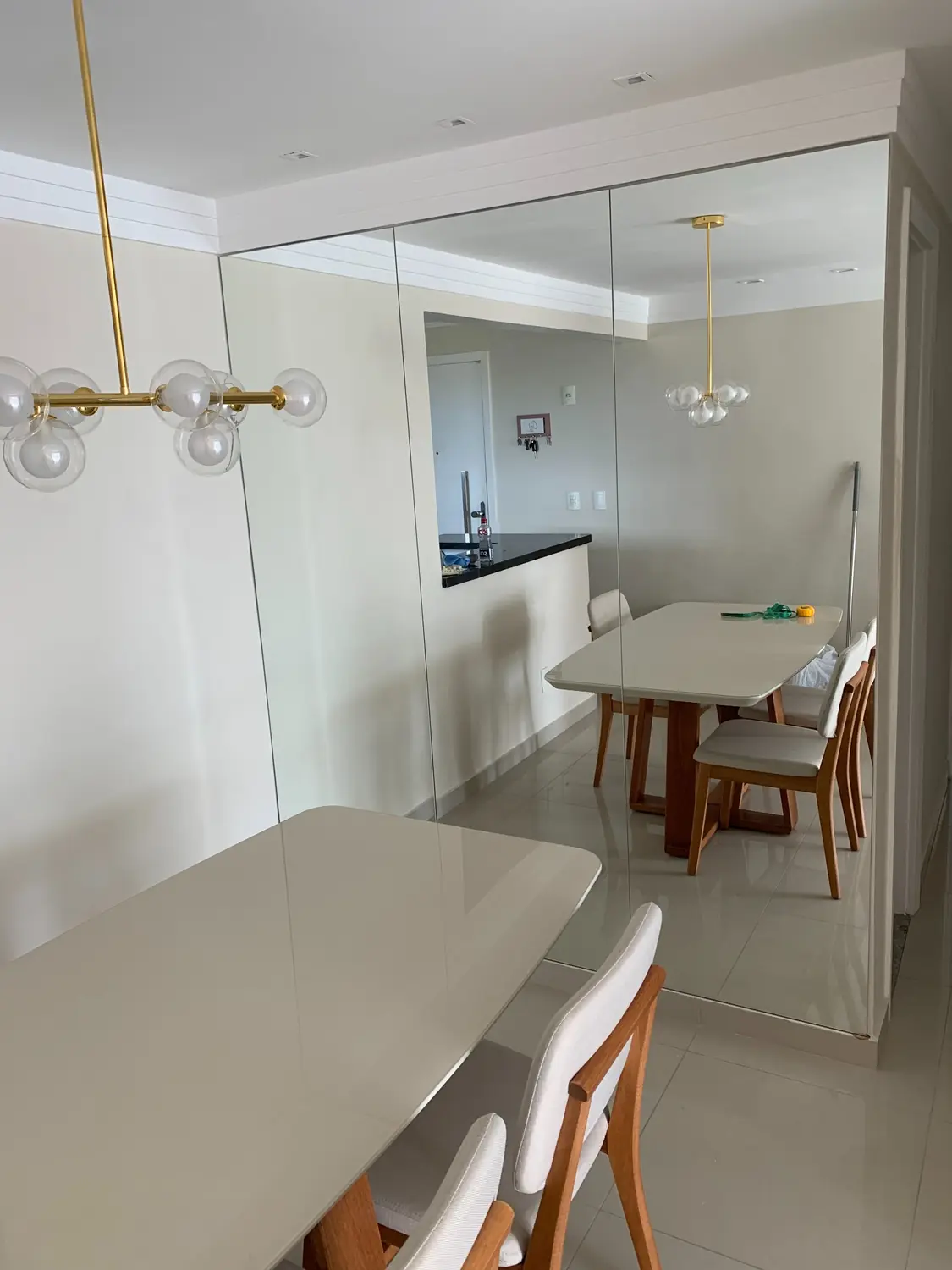 Espelho grande para sala de jantar em projeto residencial
