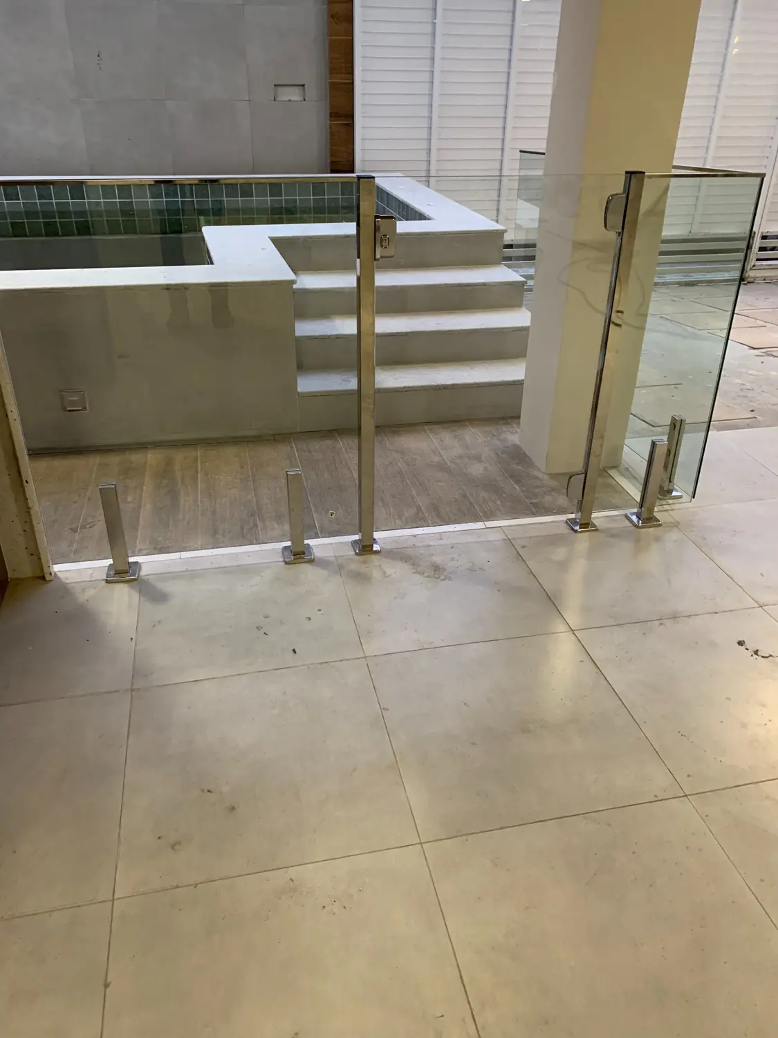 Guarda-corpo de vidro em área de piscina